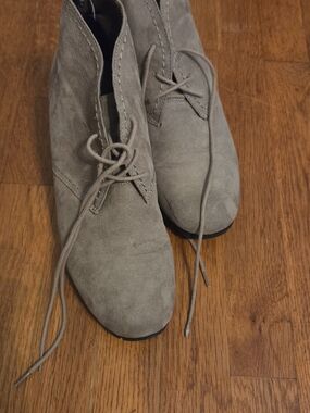 *Women's Gray Suede Lace-Up Boots